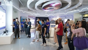 共筑大湾区科教桥梁｜香港中学教师考察团到访紫燕交流，探索无人机低空应用