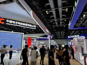 星逻携无人机+机器狗投送技术亮相第十三届国防电子展并发表演讲