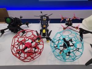 速来！无人机踢足球、现场开“战机”，尽在……