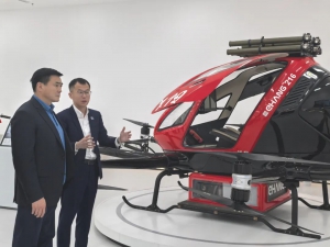 蒙古国副总理阿玛尔赛汗到访亿航智能，乘坐体验EH216-S航空器