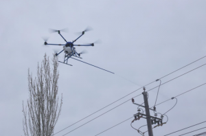 新疆首次在沙漠地段应用无人机带电冲洗配电线路绝缘子