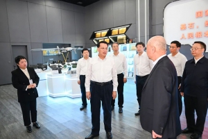 袁家军调研推动低空经济发展工作并主持召开座谈会 积极探索低空经济高质量发展之路