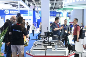 星逻会“飞”的光伏机器人重磅登场SNEC PV+国际太阳能大会