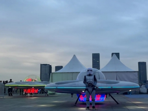 “外星战舰”空降内蒙古·康巴什低空盛宴