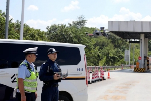 柳州交警黄金周 “硬核 + 温情” 护航：无人机除隐患 汗水换安心