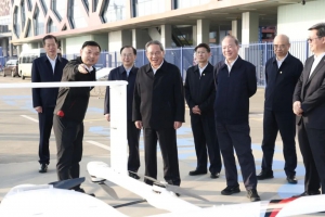 李强总理在深圳调研，丰翼科技现场展示低空物流应用