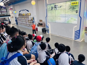 逐梦蓝天，科创启航！平乐坊小学近200名学子探秘无人机科技世界