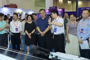 苏州市人大常委会主任黄爱军调研星逻智能智博会展位
