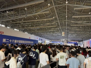 湖南馆里的"智能飞行机器人"｜鲲鹏智汇飞行具身智能产品亮相中国国际投洽会